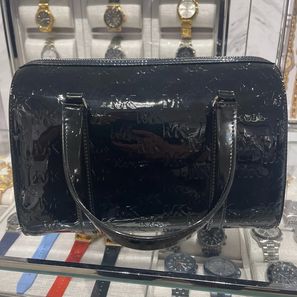 MICHAEL KORS Jet Set Medium Patent Logo Debossed Duffel Crossbody Bag
Black
NWT - Picture 12 of 16